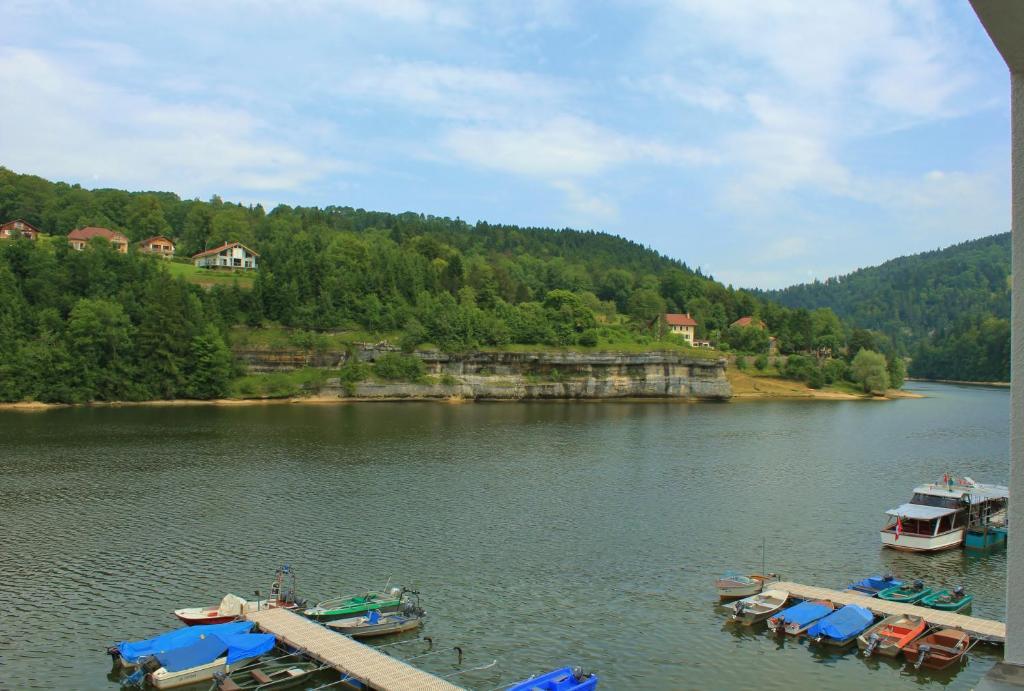 Hotel Les Rives Du Doubs 레브레네 객실 사진